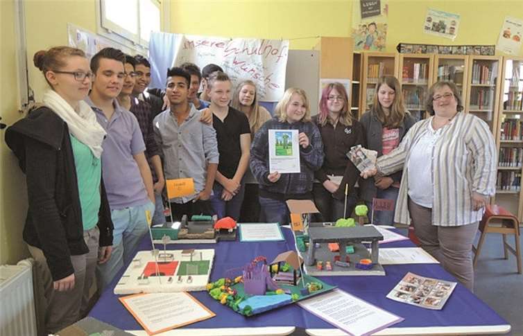 Schülerinnen und Schüler der Klassenstufen sieben bis neun setzen sich mit der Umgestaltung des Schulhofes auseinander.privat