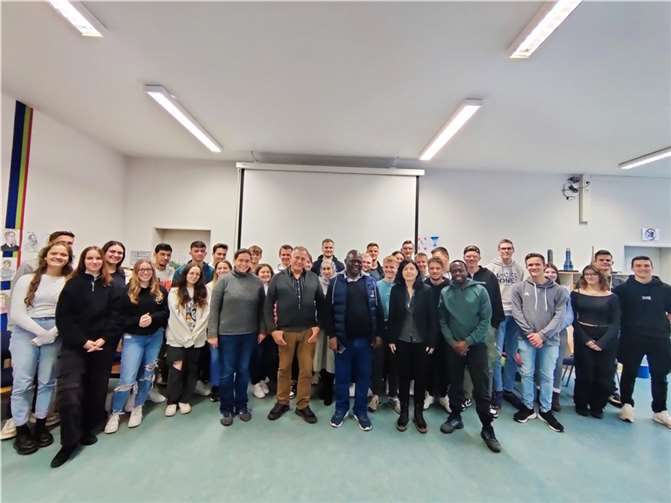 Schülerinnen und Schüler der Leistungskurse Erdkunde mit den Herrn Khaemba, Masinde und Boos sowie Schulleiterin Christa Killmaier-Heimermann.  Foto: privat