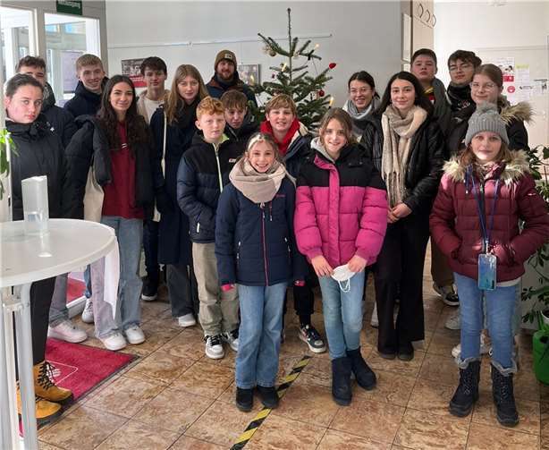 Schülerinnen und Schüler der Realschule Calvarienberg besuchten den Caritas-Wunschbaum in Ahrweiler.  Foto: Caritas