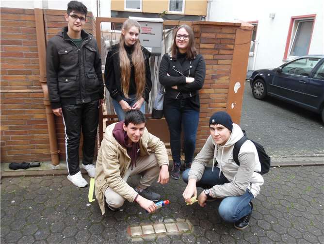 Schülerinnen und Schüler der Realschule Plus beim Reinigen der Stolpersteine in Bad Ems (Hinten stehend : Ali Kirdi, Nadine Wagner, Mia Oster, vorne kniend: Catalin Sajin und Ahmad Said). Fotos: Bürgerstiftung Bad Ems