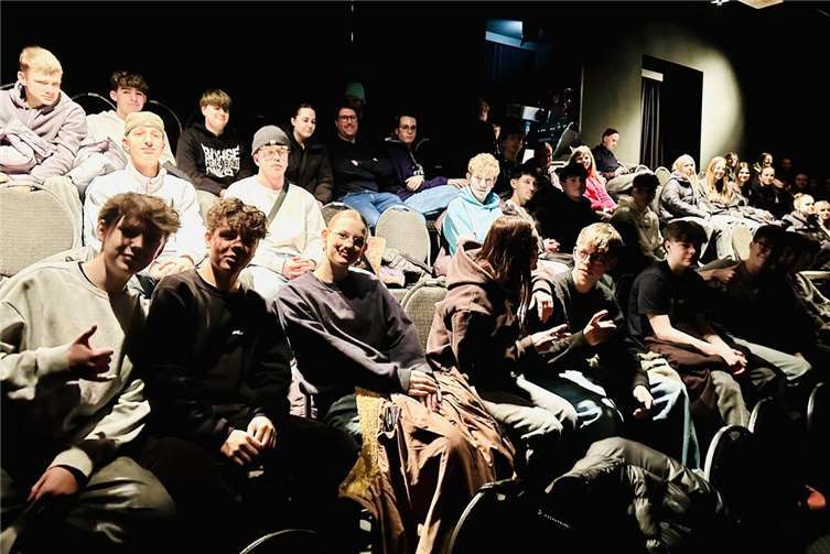 Schülerinnen und Schüler der Realschule plus Cochem besuchten ein eindrucksvolles Theaterstück. Fotos: Schlosstheater Neuwied sowie Vera Feiden
