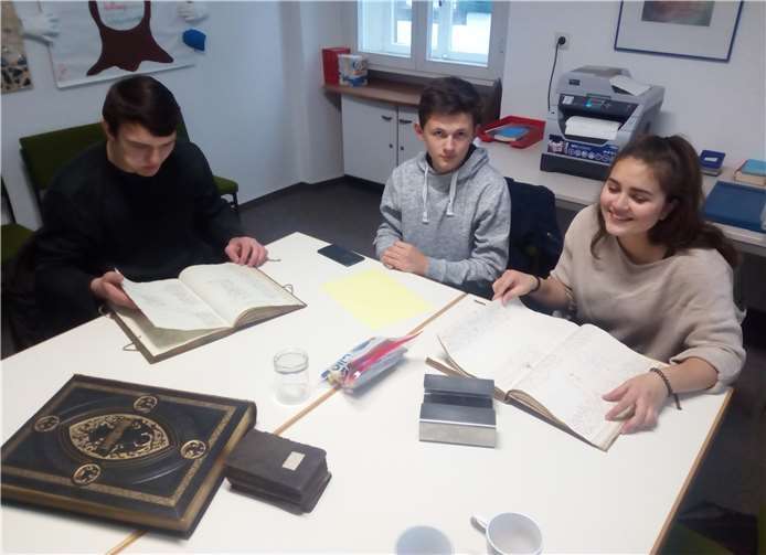 Schülerinnen und Schüler der Realschule plus Kobern-Gondorf erhielten zum Abschluss ihrer Schnitzeljagd mit Smartphone Einblicke in die Sammlung von Abendmahlbücher in der evangelischen Kirche in Winningen.privat