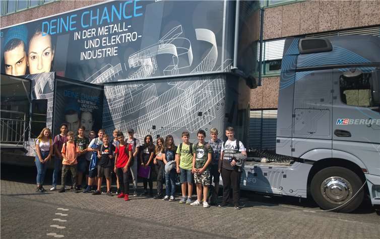 Schülerinnen und Schüler der Realschule plus Nachtsheim informierten sich über die Ausbildungsmöglichkeiten und Berufsbilder in der Metall- und Elektro-Industrie. Foto: privat