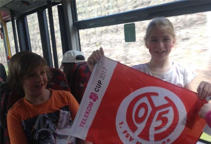 Schülerinnen und Schüler der Realschule plus Untermosel erlebten das Schicksalsspiel von Mainz 05 gegen Frankfurt live im Stadion mit. Privat