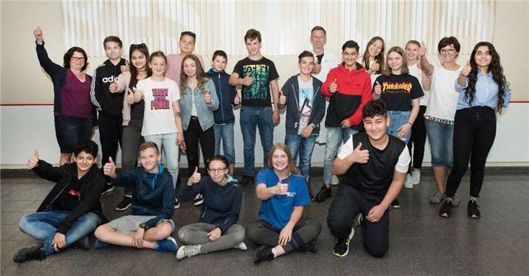 Schülerinnen und Schüler der Realschule plus Untermosel besuchten einen Tag lang die Kinderakademie Gesundheit in Mainz. Die Biologielehrerin Christiane Gräf (hinten l.) und die Klassenleiterin Stephanie Beeck (2. v.r., stehend) haben die Schüler auf den Akademiebesuch vorbereitet.Foto: Realschule plus Untermosel