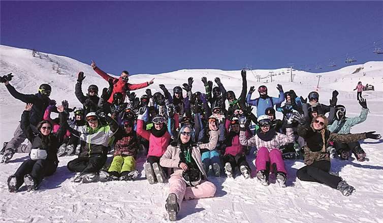 Schülerinnen und Schüler der Realschule plus Untermosel erlernten in Sillian das Ski- und Snowboard fahren. privat