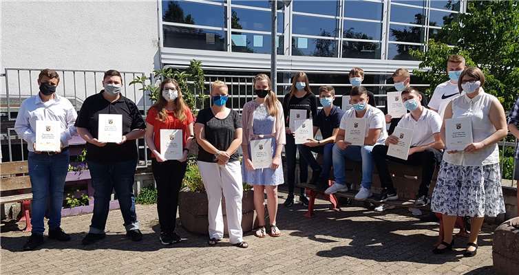 Schülerinnen und Schüler der Realschule plus an der Römervilla erhielten ihre Abschlusszeugnisse.Fotos: Privat