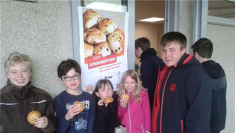 Schülerinnen und Schüler der Realschule plus und Fachoberschule in Kobern-Gondorf verkauften in den Schulpausen Schokobrötchen und Crêpes für einen guten Zweck.Privat