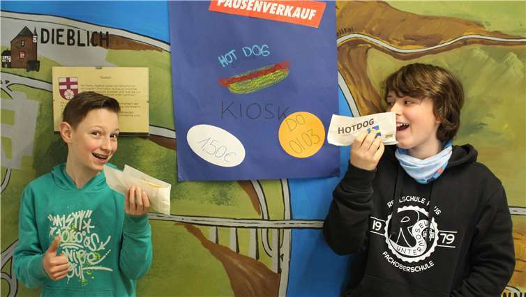 Schülerinnen und Schüler der Realschule plus und Fachoberschule in Kobern-Gondorf verkauften in der Schulpause Hot Dogs für einen guten Zweck.Realschule plus und Fachoberschule Untermosel