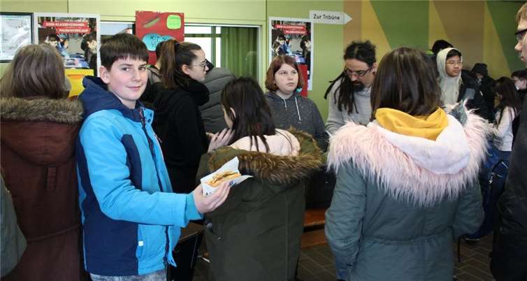 Schülerinnen und Schüler der Realschule plus und Fachoberschule in Kobern-Gondorf verkauften in der Schulpause Hotdogs für einen guten Zweck. Foto: Realschule plus und FOS Untermosel