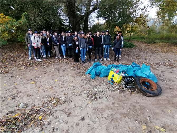 Schülerinnen und Schüler der Realschule plus und Fachoberschule Mendig waren am Rhein auf der Suche nach Plastikmüll. Foto: privat
