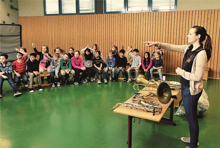 Schülerinnen und Schüler der dritten und vierten Klassen der Grundschule Weißenthurm durften in diesem besonderen Schulunterricht die verschiedenen Musikinstrumente ausprobieren und alle ihre Fragen stellen. privat