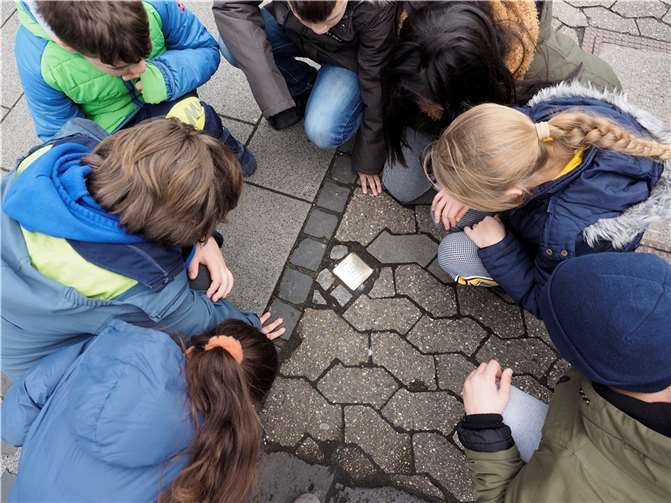 Schülerinnen und Schüler der vierten Klasse der Grundschule St. Castor nahmen sich zusammen mit ihrer Religionslehrerin Franziska Bade der drei Stolpersteinen an.
