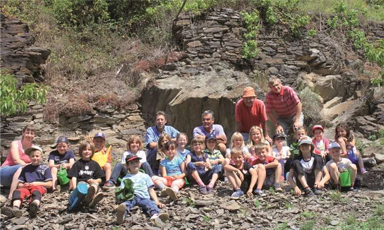 Schülerinnen und Schüler des 1. und 2. Schuljahrs der Grundschule Lehmen mit ihrer Lehrerin Frau Doro Gemmelund Mitgliedern der Lehmer Razejunge im Razejungewingert in der Lehmener Würzlay. privat