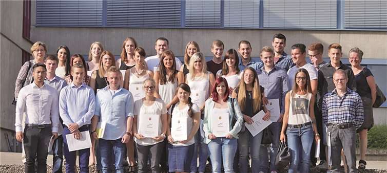 Schülerinnen und Schüler des Abendunterrichts an der Ludwig-Erhard- Schule Neuwied mit Frau Plag, Frau Schiffer und Herrn Collins. privat