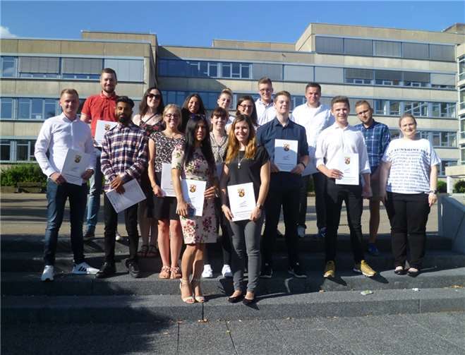 Schülerinnen und Schüler des Abendunterrichts an der Ludwig-Erhard-Schule Neuwied mit ihrer Lehrerin Frau Niedermeier.  Ludwig-Erhard-Schule