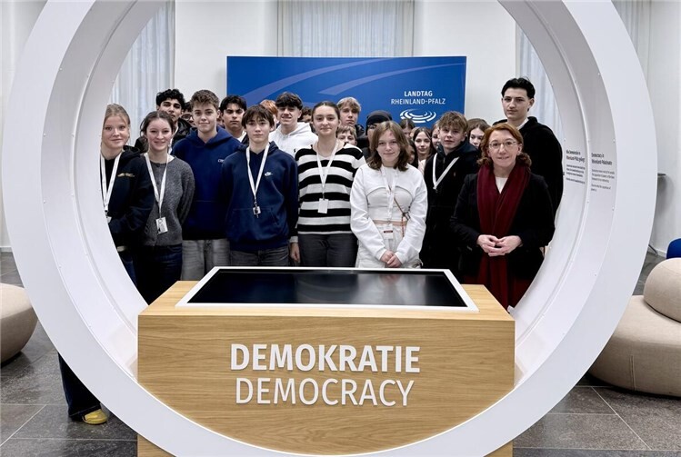 Schülerinnen und Schüler des Are Gymnasiums und Susanne Müller im Landtag.