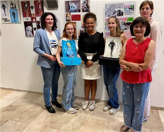 Schülerinnen und Schüler des Calvarienberg Gymnasium präsentieren Ihre Kunstwerke.  Foto: Marina Katzenberger