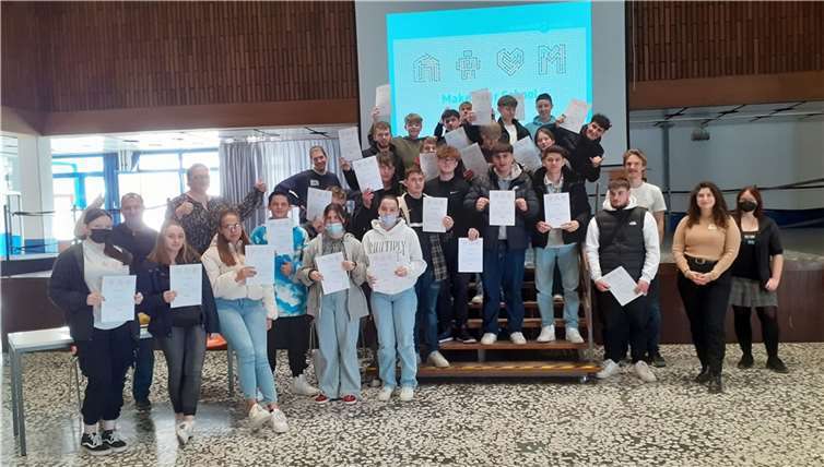 Schülerinnen und Schüler des Informatik- und Technikkurses der 10. Klasse der Gesamtschule Swisttal bei der Zertifikatsübergabe. Foto: Rhein-Sieg-Kreis