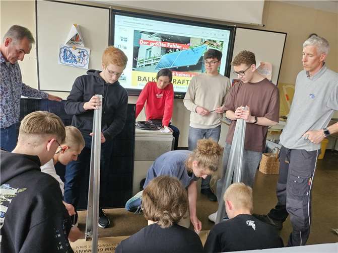 Schülerinnen und Schüler des KSG beim Aufbau des Balkonkraftwerks. Foto: privat
