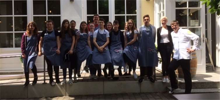 Schülerinnen und Schüler des Wahlpflichtfaches HuS der Realschule plus Untermosel und ihr Fachlehrer Jens Müller (hinten Mitte) besuchten das Restaurant Vonundzu im Kursaal von Bad Ems. Sie erhielten von den Verantwortlichen vor Ort Kai Ruckdeschel und Lisa Güll (r.) viele interessante Informationen aus dem Bereich der Gastronomie. Realschule plus Untermosel