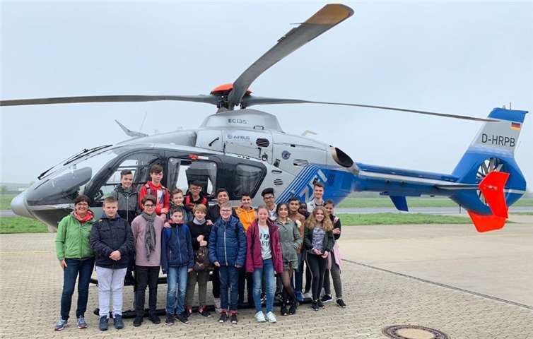 Schülerinnen und Schüler des Wahlpflichtfaches Technik und Naturwissenschaften der Klasse 7 an der Realschule plus Untermosel besuchten die Polizei-Hubschrauberstaffel auf dem Flughafen Winningen. Foto: Realschule plus und Fachoberschule Untermosel