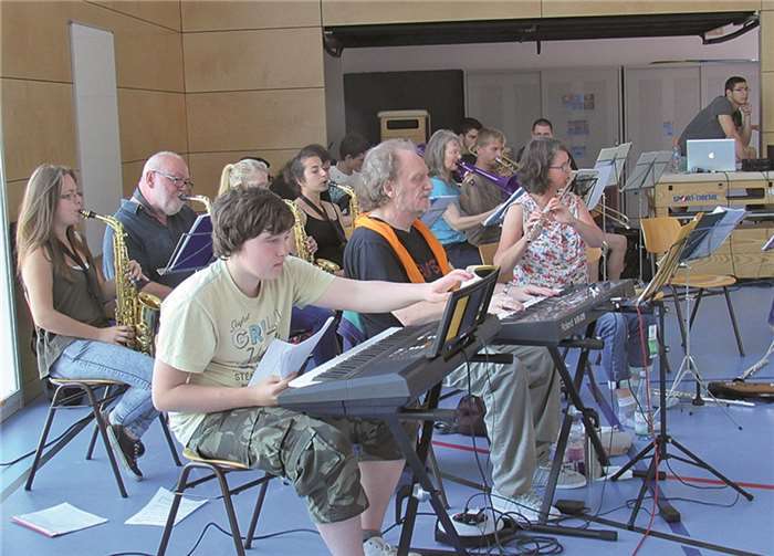 Schülerinnen und Schüler erarbeiten zusammen mit ihren Instrumental-Lehrern die Musiktitel des Musicals. MKA