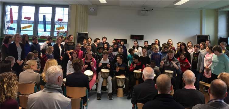 Schülerinnen und Schüler feierten gemeinsam mit den Gästen des Tages die Amtseinführung ihrer Schulleiterin.SOT