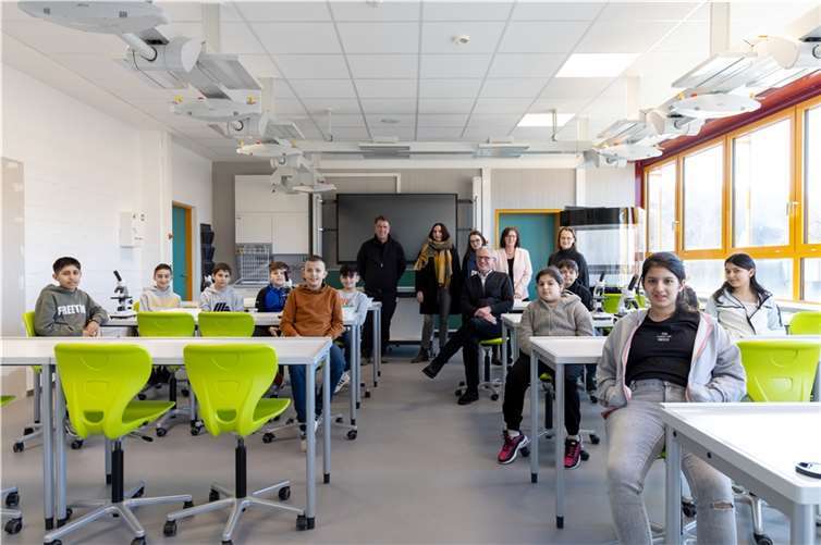 Schülerinnen und Schüler freuen sich über die neuen Fachräume. Bürgermeister Guido Orthen und Schulleiterin Doris Stutz nahmen die fertigen Räumlichkeiten jetzt in Augenschein. Foto: Stadtverwaltung/Lukas Holling