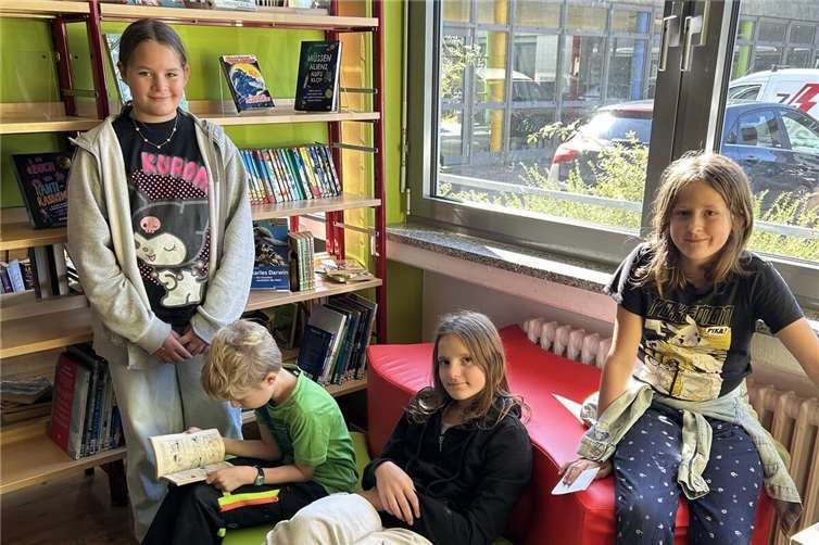 Schülerinnen und Schüler genießen das neue Lesesofa in der Comic- und Sachbuch-Ecke.  Foto: privat