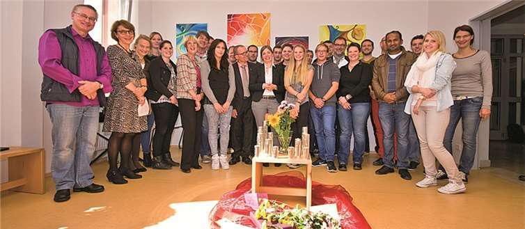 Schülerinnen und Schüler haben den Raum der Stille gestrichen, in den Kunstkursen des Beruflichen Gymnasiums und der Fachschule für Sozialwesen wurden die Bilder mit Kunstlehrer Tillmann Oster erstellt.privat