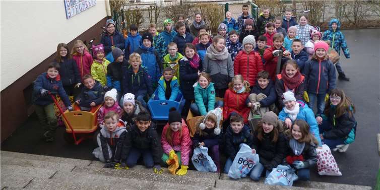 Schülerinnen und Schüler helfen bei der Landschaftssäuberung.privat