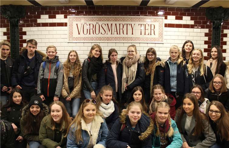 Schülerinnen und Schüler in der Budapester Földalatti, der ältesten kontinentaleuropäischen U-Bahn.Foto: privat