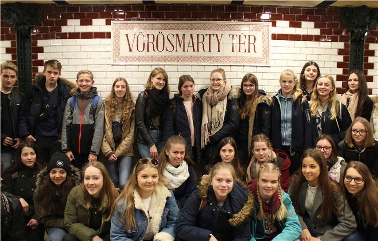 Schülerinnen und Schüler in der Budapester Földalatti, der ältesten kontinentaleuropäischen U-Bahn. Foto: privat