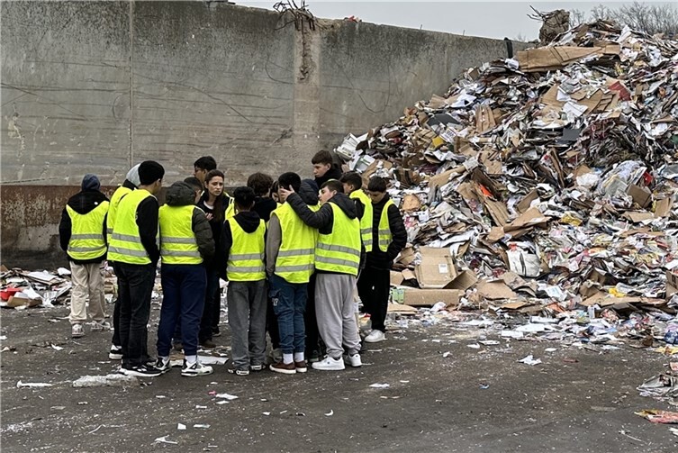 Schülerinnen und Schüler lernten die Abfallwirtschaftsbetriebe kennen. Foto: privat