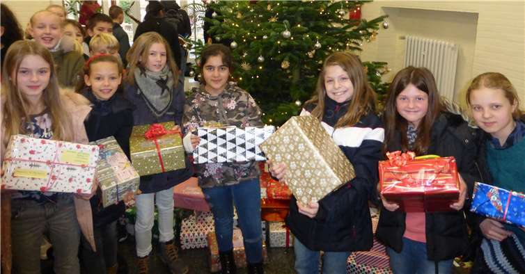 Schülerinnen und Schüler packten mehrere hundert Päckchen. Foto: Privat