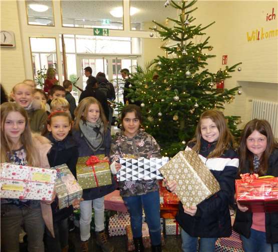 Schülerinnen und Schüler packten mehrere hundert Päckchen. Foto: Privat