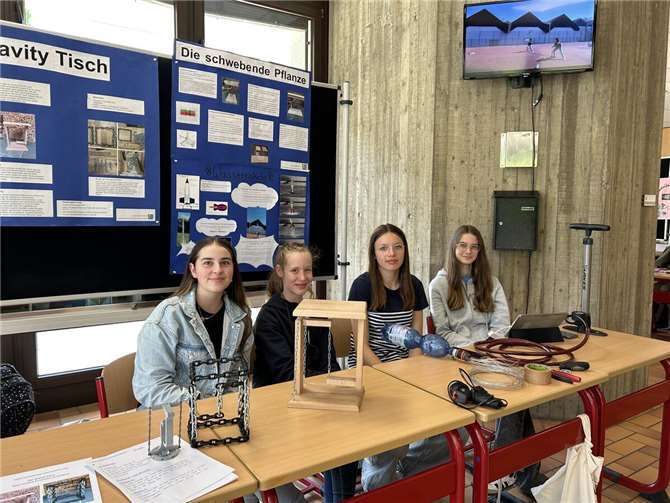 Schülerinnen und Schüler sowie alle MINT-Lehrkräfte präsentierten ihre Projekte mit beeindruckender Fachkenntnis und Leidenschaft.  Fotos: privat