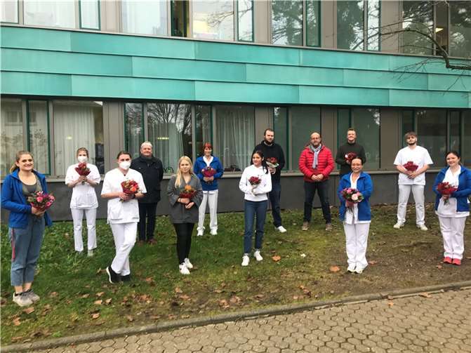 Schülerinnen und Schüler sowie die verantwortlichen Führungskräfte des Bereichs Fördern | Wohnen | Pflegen – Gemeindepsychiatrie der Rhein-Mosel-Fachklinik freuten sich über das gelungene Projekt „Schulgruppe leitet eine Station“.Foto: Landeskrankenhaus