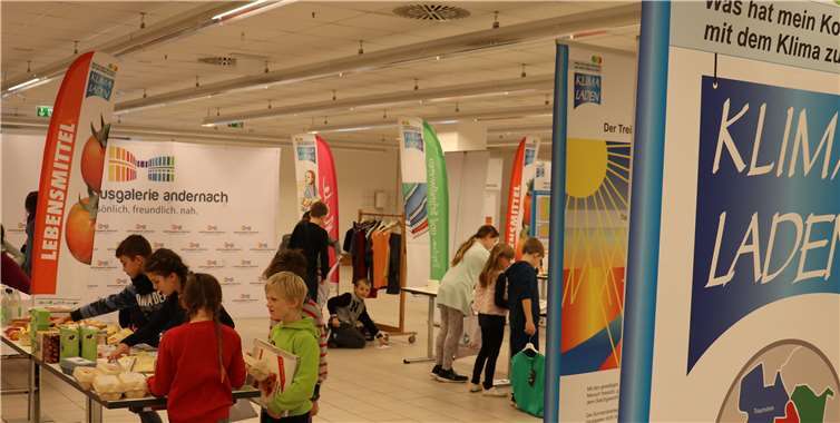 Schülerinnen und Schüler testeten ihr Konsumverhalten auf Klimafreundlichkeit. Foto: Stadt Andernach