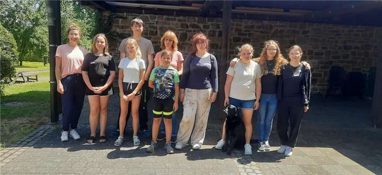 Schülerinnen und Schüler trafen sich mit ihren Lehrkräften auf Dorfplatz.  Fotos: privat