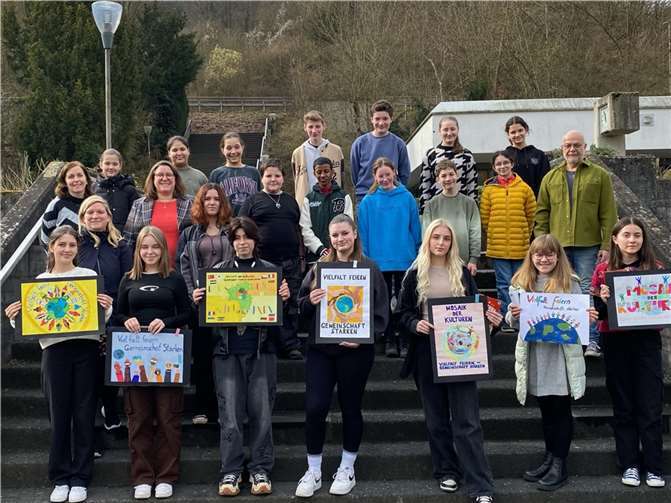 Schülerinnen und Schüler verschiedener Jahrgangsstufen der IGS Zell nahmen an dem Malwettbewerb teil.  Copyright: Eva Hennen