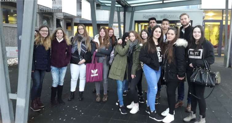 Schülerinnen und Schüler vor der Pflegeschule des Gemeinschaftsklinikums Koblenz-Mayen. privat