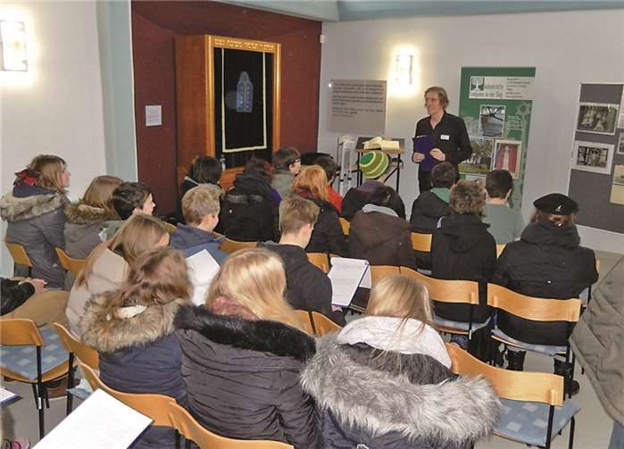 Schülerinnen und Schülern der Gesamtschule Hennef, bei ihrem Besuch in der Gedenkstätte und Adrian Stellmacher, pädagogische Fachkraft der Gedenkstätte „Landjuden an der Sieg“ des Rhein-Sieg-Kreises. Archiv des Rhein-Sieg-Kreises