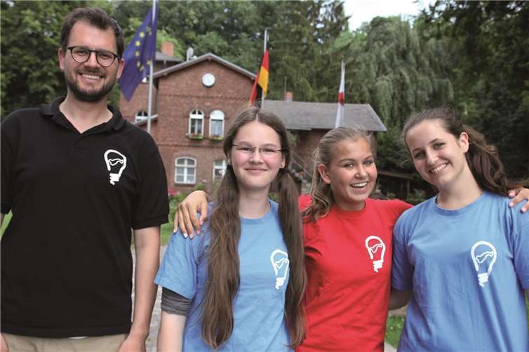 Schülerinnen und ihr Lehrer des Are-Gymnasiums auf der Internatsinsel Scharfenberg in Berlin. privat