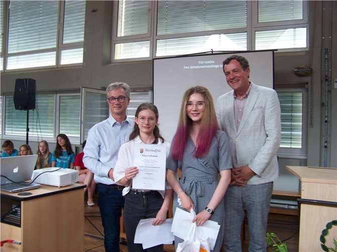 Schülerinnen vom Gymnasium Calvarienberg erhalten den 1. Landespreis im Team-Wettbewerb: StD Achim Finkenauer, Janna Droste-Franke, Sophia Sezal und StD Georg Ehrmann (v.l.). Foto: Renate Köllges