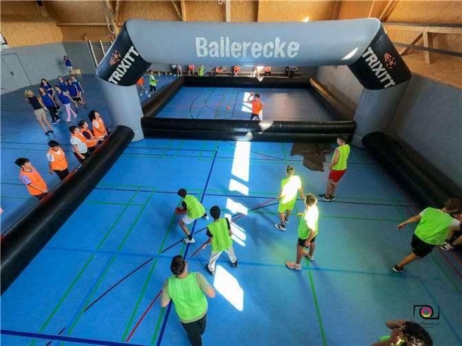 Schülern, Eltern und Lehrkräfte erlebten großartige Spiele und spannende Klassenwettbewerbe.  Foto: Jan Kattenbusch