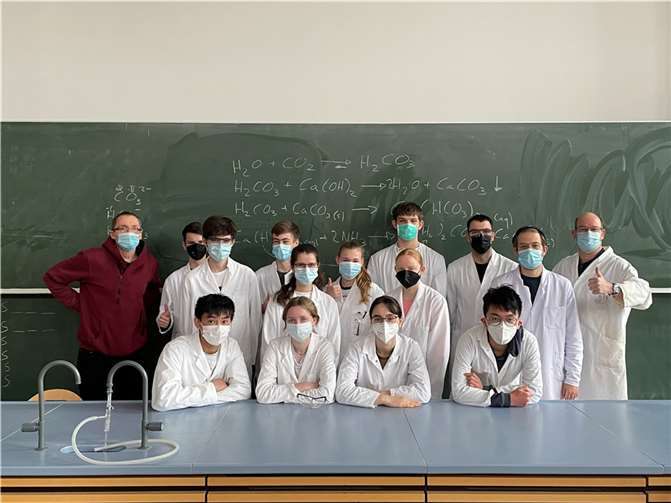 Schülerpraktikanten des Max-von-Laue-Gymnasiums zusammen mit Praktikumsleiter Dr. Michael Kunze (li.) und Lehrer Ruben Keuchel (re.). Foto: privat