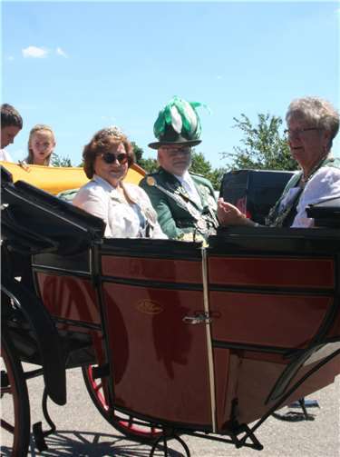 Schülerprinz Felix Pommerich, Bambiniprinzessin Nell Weiner, Königspaar Irene und Norbert Tuschen und Liesel Marga Zavelberg fuhren bei emsigem Sonnenschein durch die Straßen.Foto: privat