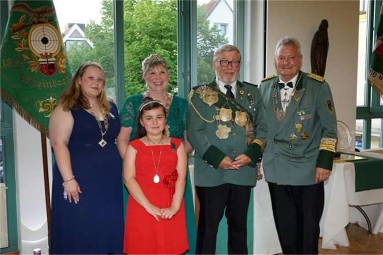 Schülerprinzessin Hannah Enders, Bambiniprinzessin Isabelle Enders, Schützenliesel und Königin Hannelore Enders, König Udo Enders, Brudermeister Walter Hohnerbach. Foto: privat
